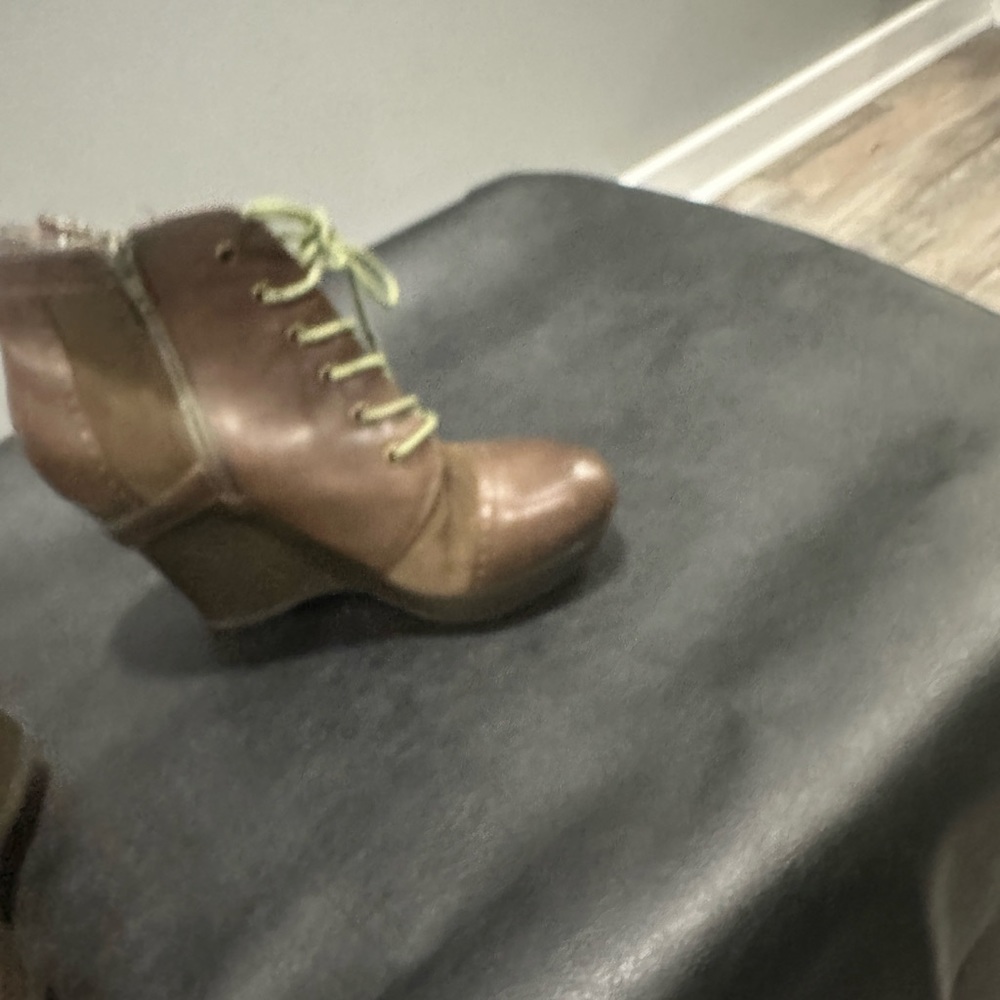 Size 10 Gianni Bini wedge shoe